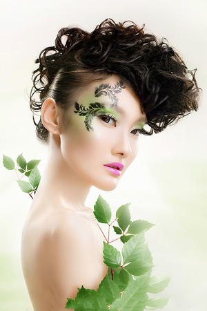 他把頭埋在花叢中