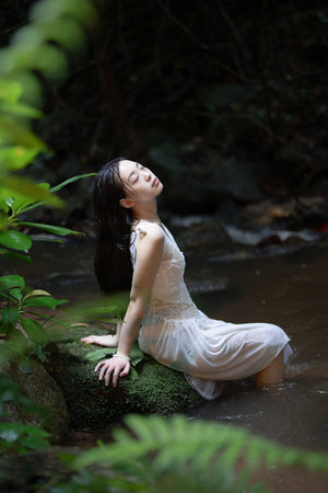 《喂奶人妻廚房HD》