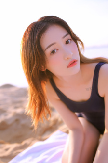 閨蜜老公把我壓在懷里第一集