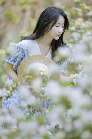 將冰葡萄放在小洞里榨果汁