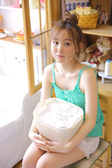 主人將小狗倒吊街邊樹上售賣