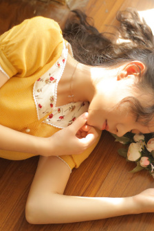 大白兔上的兩顆葡萄的圖片